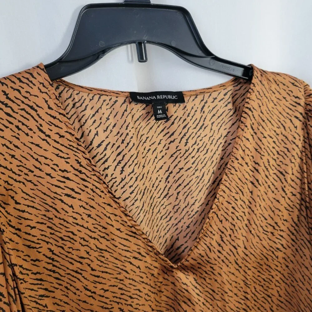 Banana Republic Blouse Pullover geometric V-neck Med. Tall Silky Puff slv Chic